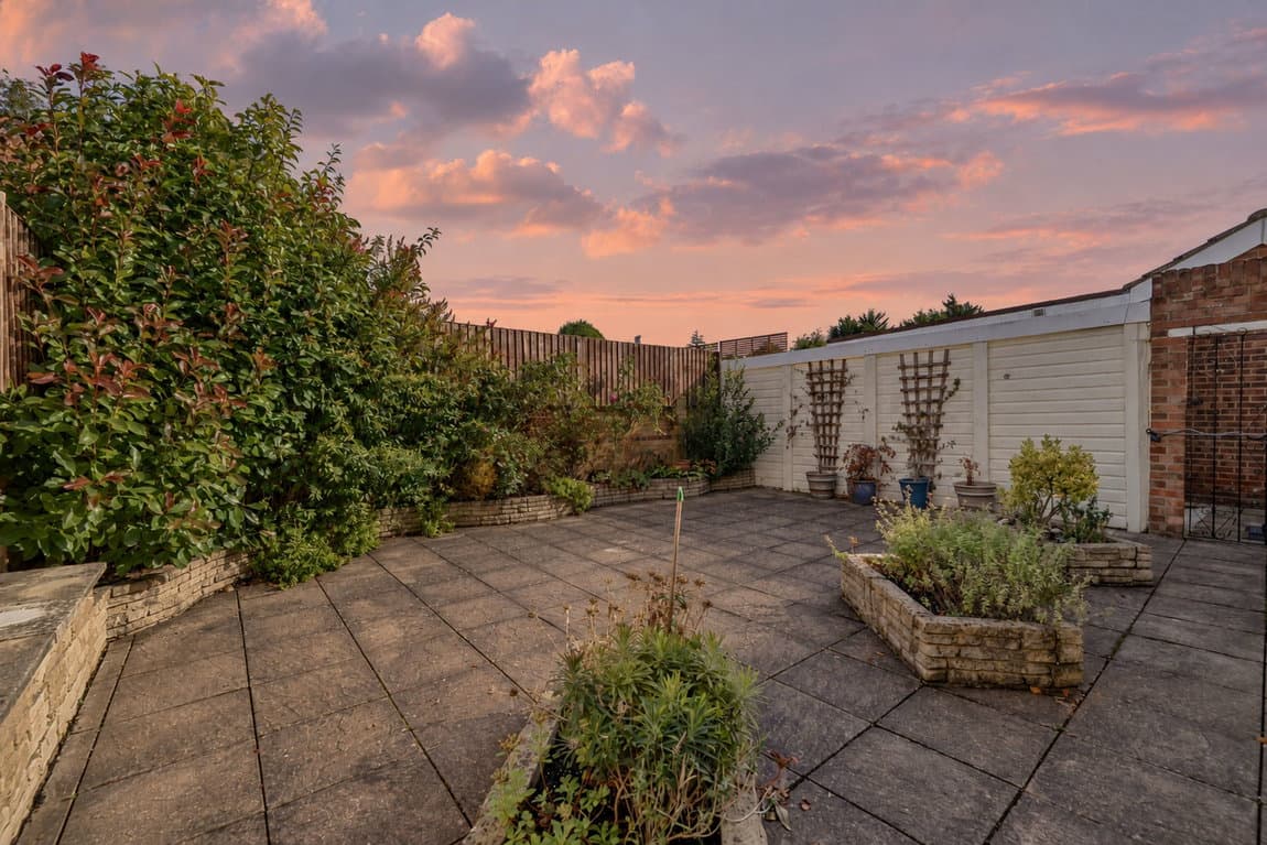 CHAIN FREE – Amazing Area – Over 1,000 sq ft – WIGMORE