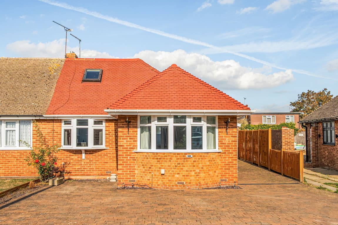 STUNNING OPEN-PLAN KITCHEN / DINING / LIVING SPACE | FOUR BEDROOMS | TWO BATHROOMS | GARAGE | DRIVEWAY | WALK TO STATION