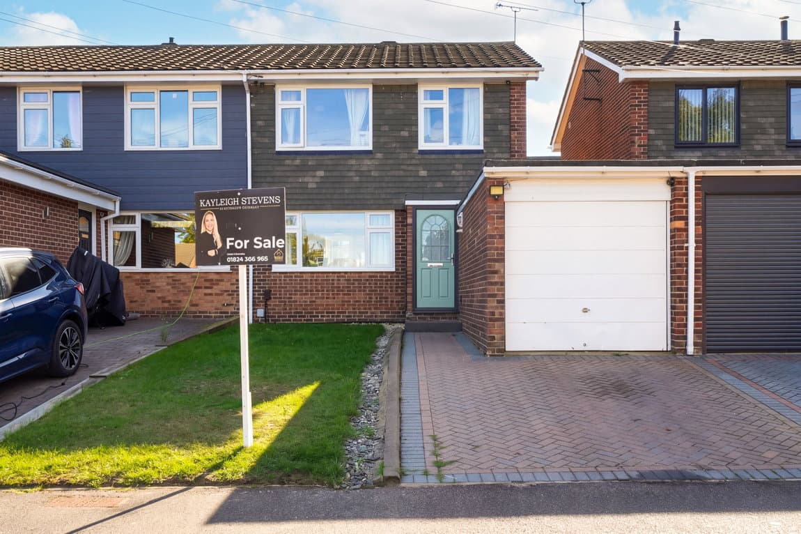 CHAIN FREE – Drive – Garage – South Facing Garden
