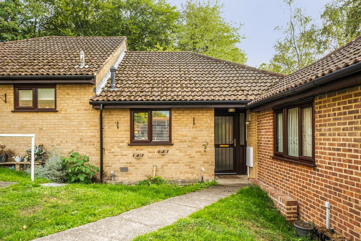 A Beautifully Presented One-Bedroom Bungalow – No Forward Chain – Hempstead